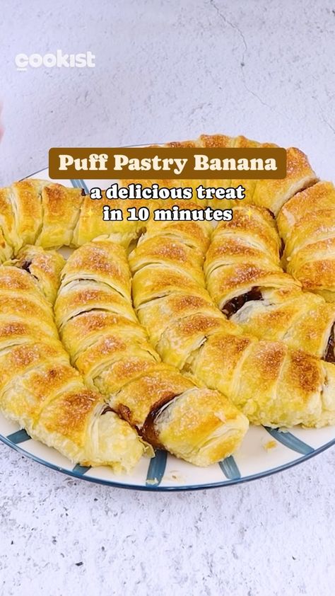 Banana, chocolate and puff pastry 🤤 This treat is really simple to prepare, and the result? Sooo addictive 🍌❤️ 👉INGREDIENTS 2 rolls of… | Instagram Banana Puff Pastry, Banana Rolls, 6 Bananas, Chocolate Puff, Recipes Easy Quick, Banana Roll, Hazelnut Cream, Cookist Wow, Banana Chocolate