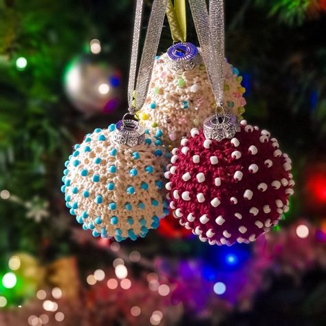 Beaded Christmas Baubles. Crochet Pattern Crochet Christmas Baubles, Crochet Ornament Patterns, Crochet Ball, Crochet Xmas, Crochet Ornaments, Rainbow Crochet, Christmas Ornament Pattern, Crochet Christmas Ornaments, Christmas Crochet Patterns