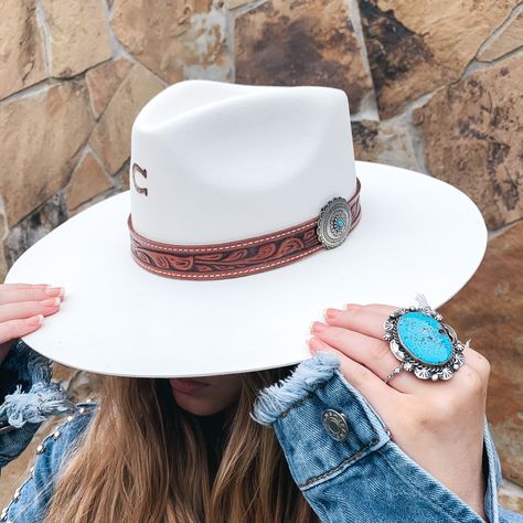 This adorable new Charlie 1 Horse hat is the perfect statement piece for the upcoming seasons! The White Sands Hat by Charlie 1 Horse features wool felt material, a pinched front rancher style profile, a 3 3/4 inch wide flat brim, and a crown that measures 4 1/4 inches. The hatband is a trendy leather tooling that fits perfectly around the base of the crown and includes a silver concho with turquoise detailing. To top the look off, there is a removable arrow pendant. This genuine Charlie 1 Horse Charlie Horse Hats, Charlie Hat, Charlie 1 Horse Hat, Charlie Horse, Horse White, Country Hats, Tool Band, Arrow Pendant, Giddy Up Glamour