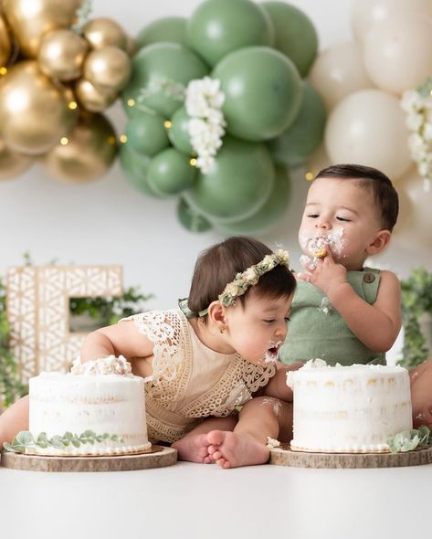 Cake Smash Twins, Cake Smash Outdoor, Twin Cake Smash, Twins Cake, Birthday Traditions, Baby Twins, Cake Smash Photography, Smash Cake Photoshoot, Twin Birthday