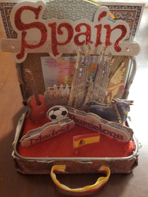 Spain Project Ideas, Spain Crafts For Kids, Chess Study, Facts About Spain, Classroom Wall Displays, Spanish Crafts, Spanish Classroom Decor, Capstone Project Ideas, Spanish Projects