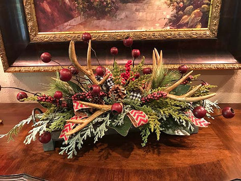 Deer Antler Christmas Wreath Diy, Antler Centerpiece Christmas, Christmas Decor With Antlers, Crafts With Antlers, Deer Antler Centerpieces, Deer Antler Christmas Decor, Antler Decor Ideas, Deer Antler Decor Ideas, Antler Crafts Diy