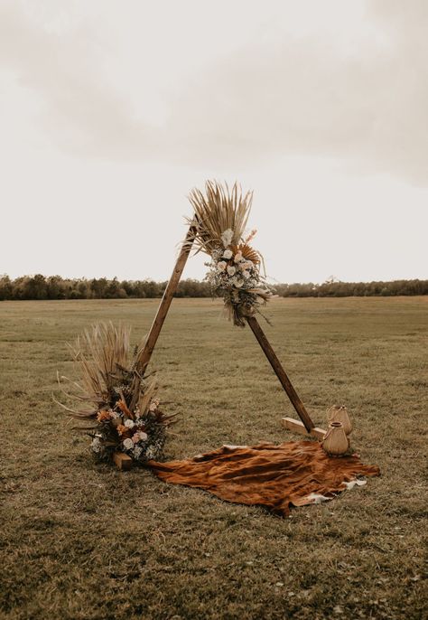 Arch Inspiration | Thursday Round Up - westernweddingmagazine.com Fall Mini Shoot, Arch Inspiration, Boho Photoshoot, Boho Photography, Photography Set Up, Mini Decor, Elopement Weddings, Fall Shoot, Photography Mini Sessions