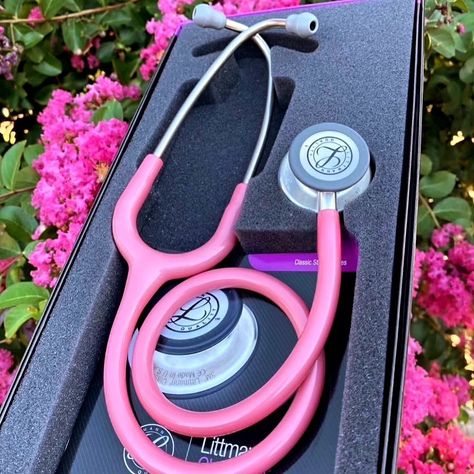 Pink Stethoscope, Littmann Stethoscope, Medical Scrubs Outfit, Medical School Life, Pink Lifestyle, Nursing Accessories, Aesthetic Roses, Future Nurse, New Photo Download