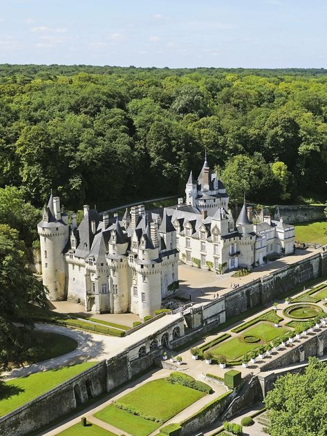 Loire Valley Chateau, Loire Valley Castles, Castle Bedroom, Loire Valley France, Castle Aesthetic, French Castles, French Architecture, Castle Garden, Garden Aesthetic