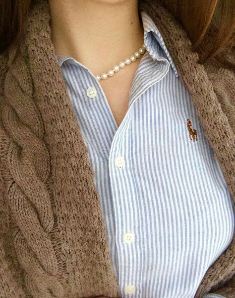 Pearl Necklace Outfit Classic, Pearl Necklace Outfit How To Wear, Outfits With Pearl Necklace Casual, Classic Preppy Style Women, Ralph Lauren Shirt Outfit, Outfit With Pearls, Pearl Necklace Outfit, Ralph Lauren Shirt Women, Preppy Fall Fashion