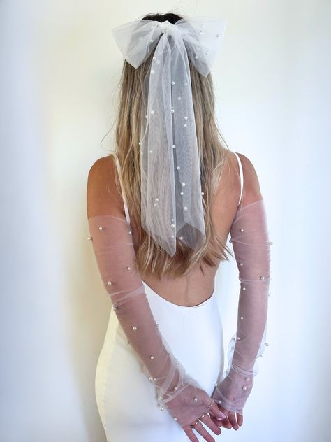 FREE SHIPPING! Introducing our cute Pearl Tulle Bow Veil. Stitched with love by me for you, each Scattered Pearl Bow Veil is custom made for you in our studio using Ivory tulle with different sized pearls. Each bridal hair bow comes with a metal hair comb for easy attachment. Looking for a Bride bow with Pearls to wear at your Bachelorette Party Veil?  Or looking for the perfect bridal short veil for your bride to be gift? Look no further! Look at video to see how you can wear this bow over top Party Veil Bachelorette, Pearl Vail Wedding, Short Bow Veil, Short Bride Veil, Short Pearl Veil, Small Veils Bridal, Bow Veil Wedding, How To Make Veil, Wedding Hair With Veil All Down