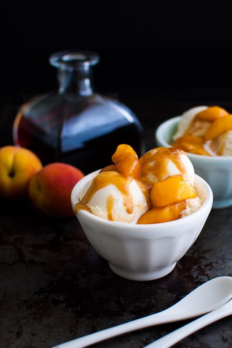 Peaches Foster - A delicious variation on the classic bananas foster - ripe peaches get caramelized in butter, brown sugar, and rum then served over vanilla ice-cream. | tamingofthespoon.com Rum Drinks Easy, Pizza Dessert, Cinnamon Ice Cream, Tummy Yummy, Peach Desserts, Dessert Aux Fruits, Bananas Foster, Vanilla Bean Ice Cream, Peach Recipe