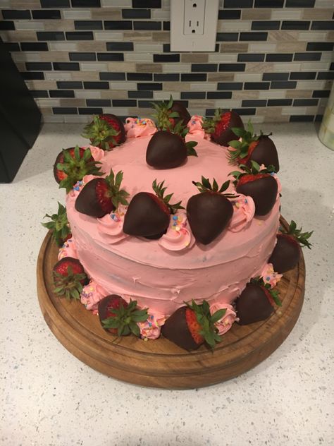 Strawberry Cake With Chocolate Covered Strawberries, Cheesecake Ideas For Birthday, Strawberry Chocolate Cake Aesthetic, Chocolate Strawberry Birthday Cake, Simple Strawberry Cake Design, Chocolate Covered Strawberries On Cake, Pink Birthday Cake With Strawberries, Cake Chocolate Covered Strawberries, Pink Chocolate Cake