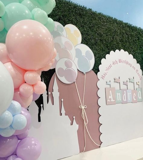 Disneyland Balloon Garland, Disneyland Backdrop, Disneyland Themed Birthday Party, Pastel Disney Party, Disneyland Decorations, Disneyland Birthday Party Theme, Happy Birthday Andrea, Disneyland Birthday, Disney Balloons