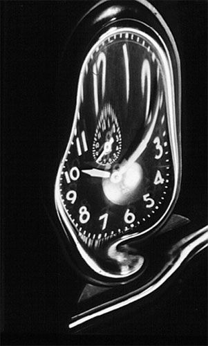 Andre Kertesz, Pendulum, distortion 1938 Distortion Photography, Andre Kertesz, Robert Doisneau, Photographers Gallery, Henri Cartier Bresson, High Pictures, Time Keeper, Moving To Paris, Photography Contests