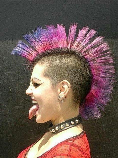 Love the mohawk & she's pretty Punk Mohawk, Punk Rock Girls, Chicas Punk Rock, Chica Punk, Mohawk Haircut, Rocker Hair, Punk Culture, Mohawks, Punk Hair