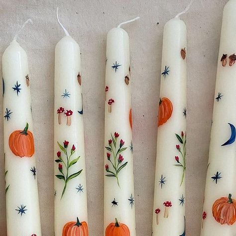 Autumn And Halloween Decor, Cute Candle Painting Ideas, Creative Fall Decor, Fall Painted Candlesticks, Fall Craft Aesthetic, Halloween Craft Night Ideas, How To Make Pumpkin Decorations, Fall Candle Painting Ideas, Spooky Craft Night