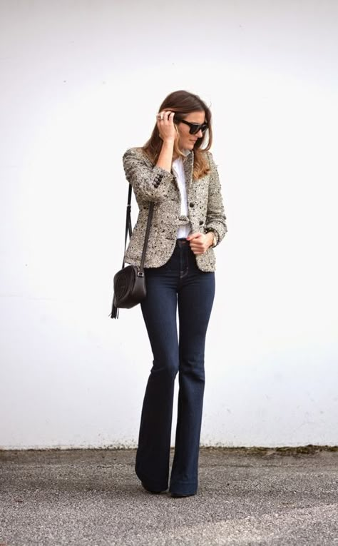 Ideas para llevar pantalones acampanados a la oficina | Es la Moda Vestiti In Jeans, Flare Jeans Outfit, Casual Work Outfits, Blazer Outfits, Tweed Blazer, 가을 패션, Flared Jeans, Business Casual Outfits, Work Fashion