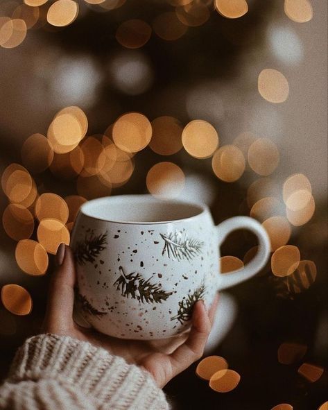 Special Christmas Gift, Christmas Mini Sessions, Winter Coffee, Coffee Photos, Christmas Cup, Decorating Themes, Winter Drinks, Christmas Photography, Sustainable Gifts