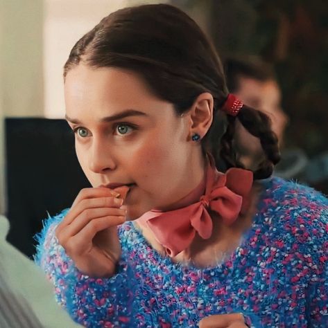 me before you icons // louisa clark icons Clark Outfit, Louise Clark, Louisa Clark, Romantic Drawing, Quirky Girl, Twitter Icon, Emilia Clarke, Alt Fashion, Style Icons