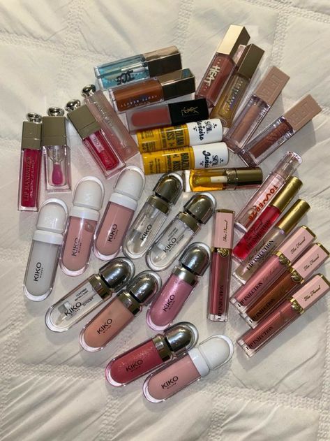 Messy Makeup Aesthetic, Dior Makeup Aesthetic, Nail Polish Product, Winter Makeup Looks, Messy Makeup, Makeup Winter, Lip Gloss Cosmetics, Makeup Bag Essentials, Lip Gloss Collection