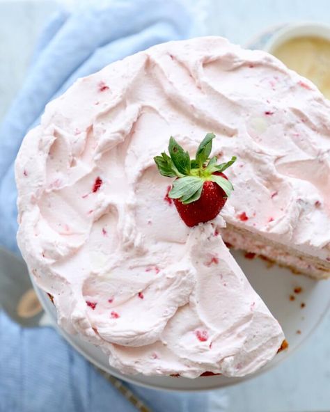 This beautiful and tasty Keto Strawberry Mousse Cake is going to make all of your spring-loving Keto dessert dreams come true!  Easy to make and a feast for the eyes, with minimal fuss and no fancy decorating skills required! Low carb and gluten free too! Keto Strawberry Cake, Desserts Mousse, Strawberry Mousse Cake, Pudding Chia, Mousse Cake Recipe, Bake Sweets, Keto Cupcakes, Strawberry Things, Keto Cakes