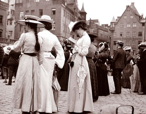 Tourists At The Frauenkirche, Nürnberg, Germany Vintage Germany, Photo Vintage, Edwardian Era, Edwardian Fashion, White Image, Antique Photos, Vintage Pictures, Black And White Photographs, Belle Epoque