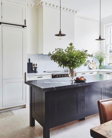 Annie (@anniemaebasham) • Instagram photos and videos Kerri Lipsitz, Modern Transitional Kitchen Design, Contemporary Shaker Kitchen, Modern Transitional Kitchen, Estilo Charleston, Blakes London, Dreamy Kitchens, Transitional Kitchen Design, Kitchen Goals