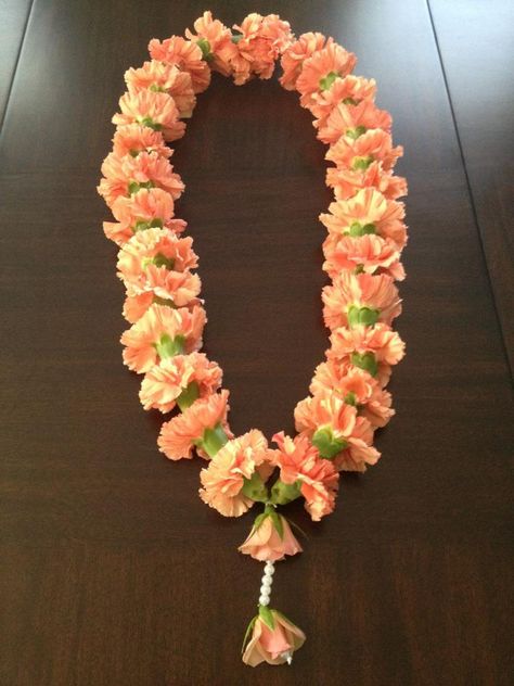 Orange welcome Har for Guests Puja Accessories, Varmala Designs, Jai Mala, Rose Garland Wedding, Thailand Decor, Indian Wedding Garland, Flower Kolam, Lavish Wedding, Garland Design