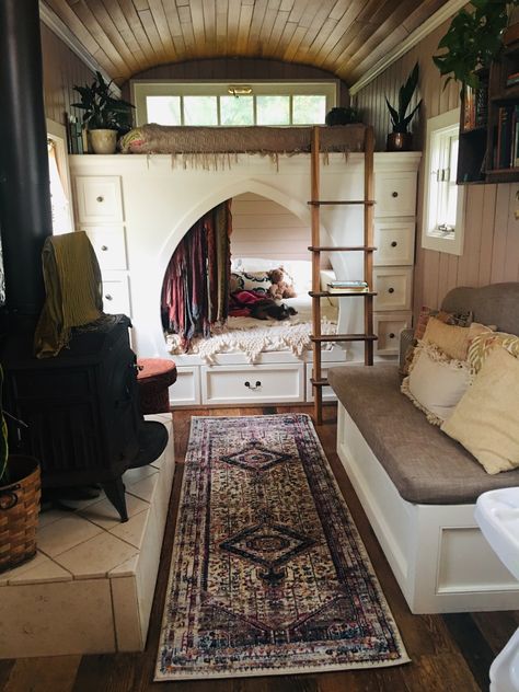 Beautiful bohemian tiny house Tiny House Cozy Interior, Diy Bed Small Room, Bohemian Tiny House Decor, One Room Cabin Interior Tiny House, Tiny House Roof Styles, Cozy Tiny Home Aesthetic, Tiny House Bohemian, Caravan Home Tiny Houses, Tiny House Inspiration Loft