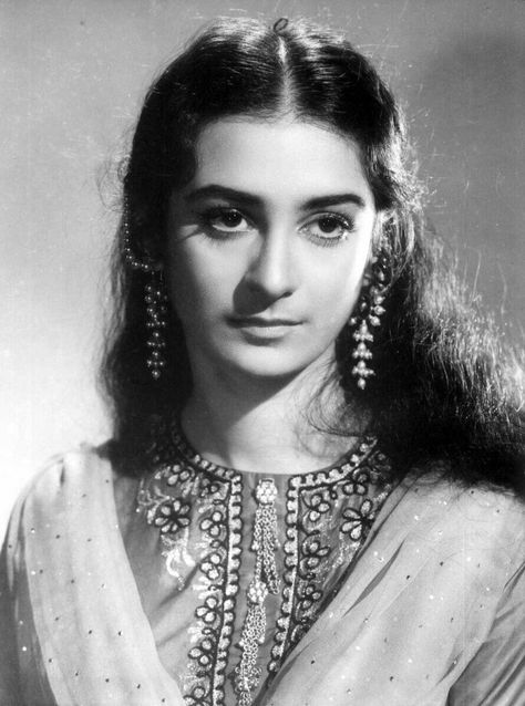 Saira Bano Saira Banu, Indian Retro, Bollywood Retro, Bollywood Pictures, Dunhuang, Retro Bollywood, Vintage India, Indian Cinema, Indian Film