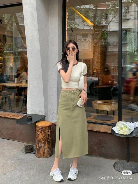 Maong Skirt Outfits Ideas, Petite Girly Outfits, Korean Street Fashion Women Summer, Korean Fashion Summer Street Styles Seoul Cute Outfits, Low Visual Weight Outfit, Maong Skirt Outfit, Jeans And Crop Top Outfit, Uniqlo Women Outfit, Outfit Konser