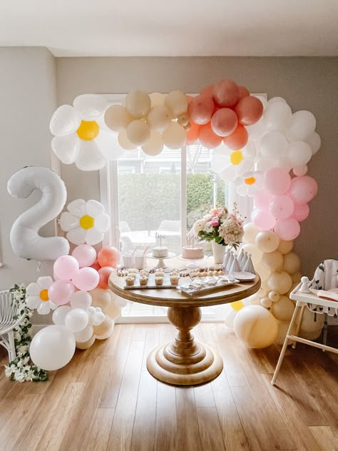 Small Second Birthday Ideas, 2nd Birthday Decoration Ideas At Home, Girl Two Birthday Theme, Simple 2nd Birthday, Second Birthday Girl Theme, Daisy Themed Birthday Party, Daisy Cupcakes, Daisy Decorations, Daisy Theme