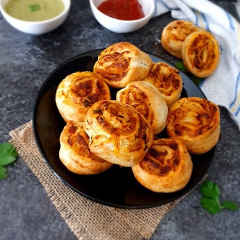 Samosa pinwheels are crispy, flaky and a crowd-pleasing appetizer made with savoury potato filling and ready-to-use puff pastry sheets. Puff Pastry Pies Savory, Samosa Pinwheels, Puff Pastry Pies, Pies Savory, Potato Filling, Crowd Pleasing Appetizers, Pastry Pie, Puff Pastry Sheets, Pastry Sheets