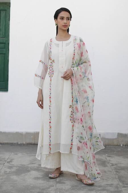 Buy Ivory Kurta Chanderi Print And Embroidery Floral U Shikaara Set For Women by Begum Pret Online at Aza Fashions. Muslin Cotton Suits Designs, Muslin Suit Designs, Applique Kurta, Flower Machine Embroidery Designs, A Line Kurta, Kurta Designs Women, Suit Design, Embroidery Suits Design, Ivory Pearl