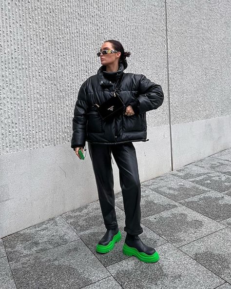 Bottega Boots Outfit, Bottega Boots, Bottega Veneta Boots, Puffer Outfit, Street Fits, Street Trends, Green Outfit, Green Accents, Winter Fashion Outfits