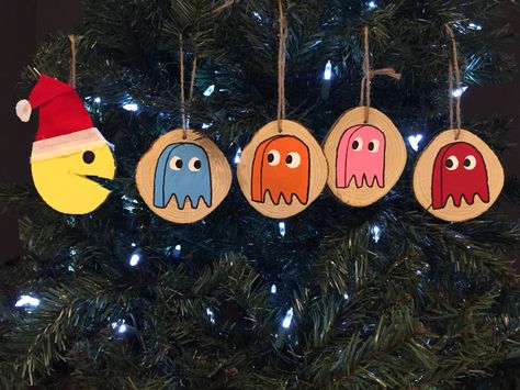 Cut some log slices. Many of them split into a PacMan shape. So I adapted to what I had to work with. Here is lil PacMan Santa.   Pac-Man Pac-Dots Christmas Ornaments Nerds Christmas, Gamer Christmas Tree, Nerdy Ornaments Diy, Diy Nerdy Christmas Ornaments, Nintendo Christmas Tree, Diy Video Game Ornaments, Geek Christmas Decorations, Geeky Christmas Decorations, Nerdy Christmas Tree