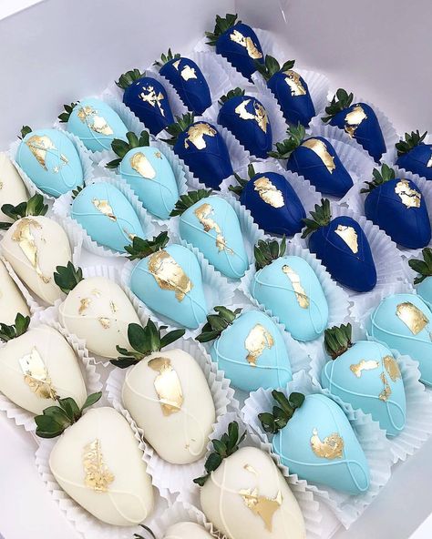 Blue And Gold Strawberries, Blue Birthday Strawberries, Blue White And Silver Chocolate Covered Strawberries, White And Blue Chocolate Strawberries, Light Blue Chocolate Strawberries, Chocolate Strawberry Desserts, Strawberry Ideas, Strawberry Decor, Strawberries Chocolate