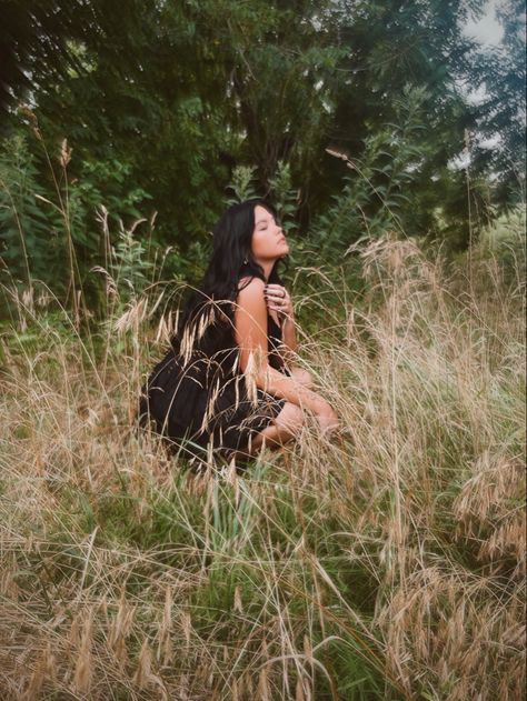 Outside Western Photoshoot, Western Black Dress Photoshoot, Black Dress Desert Photoshoot, Bkack Western Dress, Black One Piece Dress, Bestie Western Photoshoot, Senior Photoshoot Poses, Nature Photoshoot, Grass Field