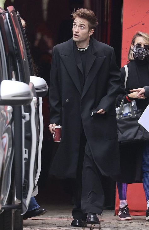 Gq Magazine, Foto Ideas Instagram, Robert Pattinson, Black Coat, Other People, Gq, Outfit Inspirations, Batman, Street Style