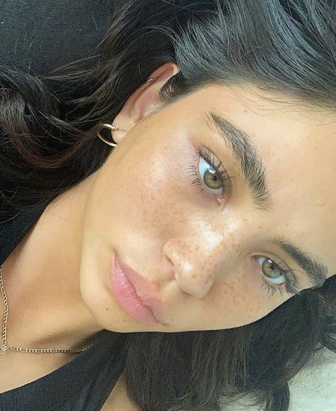 Brunette Green Eyes, Hazel Green Eyes, Brunette Aesthetic, Hazel Green, Girl With Green Eyes, Freckles Girl, Pretty Brunette, Brunette Woman, Hazel Eyes