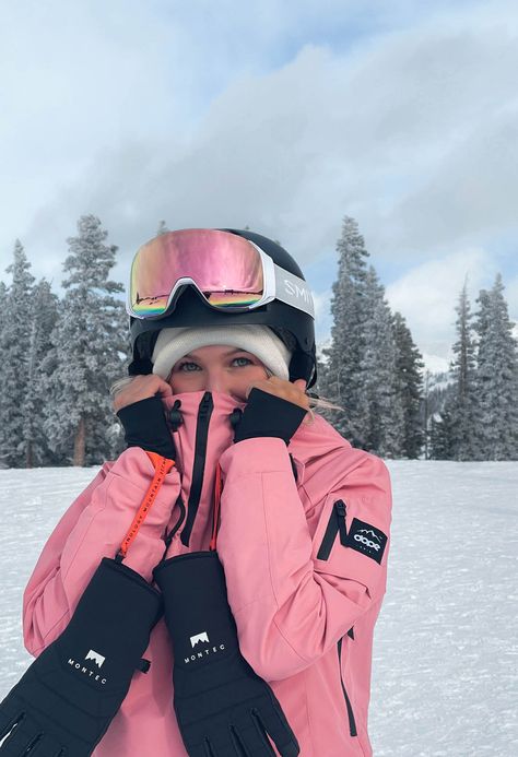 Dopesnow Outfits, Girly Snowboard Outfit, Preppy Ski Fits, Skiing Gear Women's, Aesthetic Skiing Outfits, Women Snowboarding Aesthetic, Pink Snowboarding Outfit, Snow Skiing Aesthetic, Snowboarding Gear Womens