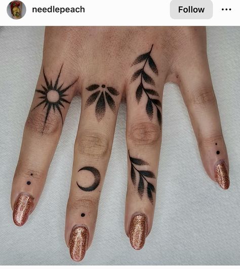 Elegant Finger Tattoos, Find Someone Who Grows Flowers Tattoo, Tattoo Main, Simple Hand Tattoos, Doodling Ideas, Small Finger Tattoos, Tato Henna, Tattoo Concepts, Finger Tattoo For Women