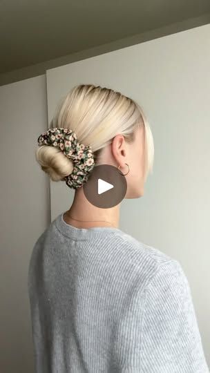 Bun Tricks, Scrunchie Short Hair, Bun With Scrunchie, Scrunchies Hairstyles, Bun Hack, Butterfly Room, Hair Tricks, Hair Bun, Xmas Decor