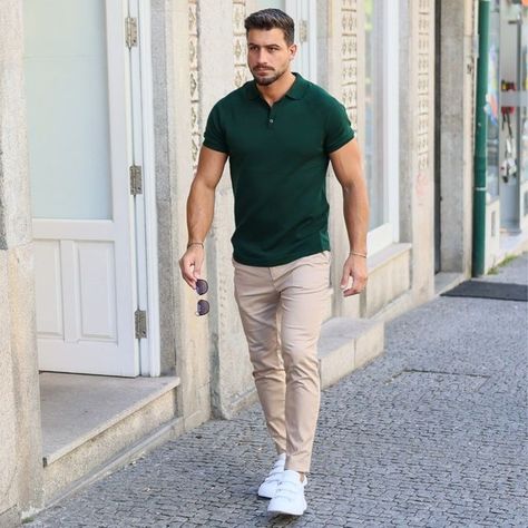 Mens Green Polo Shirt Outfit, Chino Polo Outfit Men, Polo And Khakis Men, Polo Chinos Men Outfit, Green And Beige Outfit Men, Beige Tshirt Outfits Men, Casual Polo Outfit Men, Chino Outfits Men, Polo Tshirt Men Outfit Casual