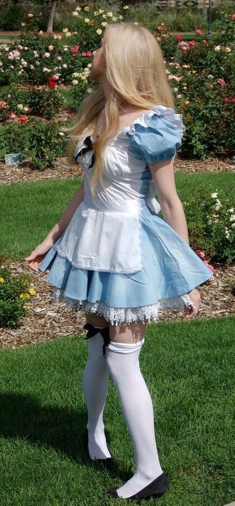 Alice In Wonder Land Costume, Alice Cosplay Wonderland, Alive In The Wonderland Costume, Alice In Wonderland Alice Costume, Alice In The Wonderland Costumes, Dark Alice In Wonderland Costume, Japanese Halloween Costume, Quirky Halloween Costumes, Alice In Wonderland Aesthetic Outfit