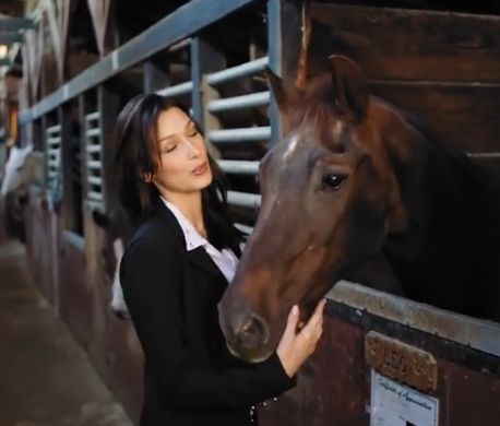 Bella Hadid Horse, Polo Bar, Equestrian Aesthetic, Equestrian Girls, Super Rich Kids, Rich Kids, Sporty And Rich, Old Money Aesthetic, Rich Girl