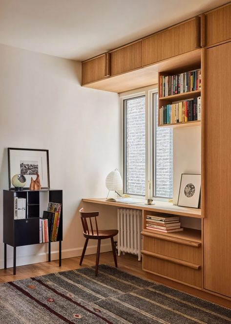 GRT Architects combines oak and mosaic tiles in East Village Apartment Textured Glass Door, Green Mosaic Tiles, Apartemen Studio, Minimal Apartment, Build A Closet, Apartment Renovation, Apartment Layout, Walnut Dining Table, White Countertops