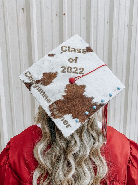 Western Grad Party Decorations, Western Graduation Party Ideas High School, Grad Hats Ideas, Ag Graduation Cap Ideas, Graduation Cap Designs Morgan Wallen, Cowboy Graduation Cap, Western Themed Graduation Party, College Graduation Pictures Western, Graduation Outfit Ideas Western