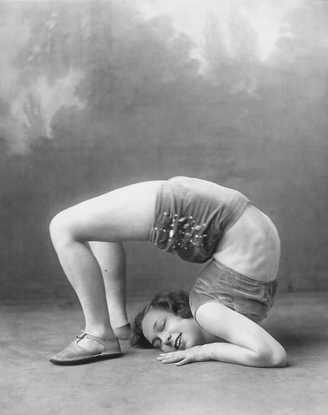 1900 Circus, Contortionist Poses Drawing, Vintage Circus Photos, Cirque Vintage, Old Circus, Circus Sideshow, Circus Performers, Night Circus, Yoga Photos