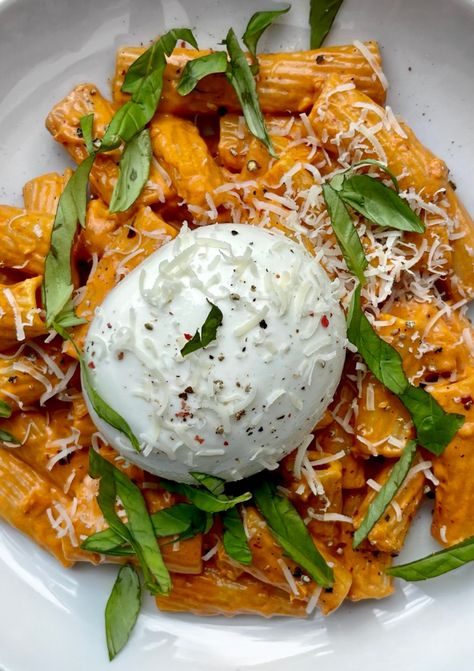 Tomato Burrata Pasta, Pasta With Burrata, Burrata Pasta, Burrata Recipe, Creamy Tomato Pasta, Tomato Pasta, Chilli Flakes, Red Chilli, Rigatoni