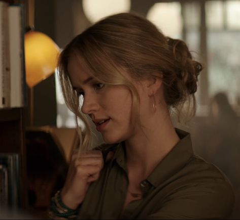 Guinevere Beck, Gay Outfits, Elizabeth Lail, Gay Wedding, I Love My Wife, Beck, Celebrity Crush, Hogwarts, Pretty People