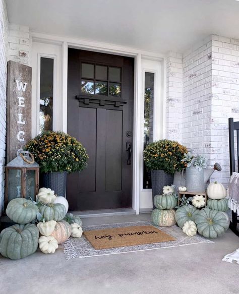 20+ Beautiful And Festive Fall Front Porch Decorating Ideas Simple Front Porch, Front Porch Inspiration, Fall Front Porch Decor Ideas, Fall Front Porch Ideas, Outside Fall Decor, Porch Pumpkins, Fall Front Porch Decor, Beautiful Farm, Fall Front Porch