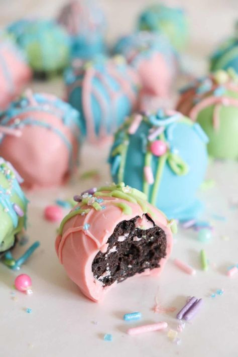 Easter Oreo Truffles, Easter Cake Pops Ideas Easy, Easter Desserts For Party, Oreo Easter Eggs, Easter Dipped Treats, Easter Egg Oreo Balls, Easter Oreo Balls, Easter Chocolate Covered Treats, Spring Bake Sale Ideas